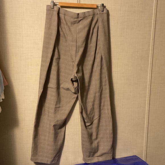 Elegant Tan Women's Trousers - Picture 4 of 7